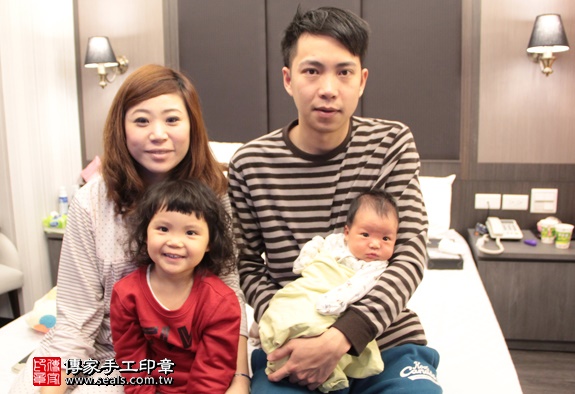 剃胎毛、滿月剃頭、嬰兒剃頭、嬰兒理髮、嬰兒剃髮、嬰兒剃胎毛、嬰兒滿月剃頭、寶寶剃頭、剃胎毛儀式、剃胎毛吉祥話、滿月剃頭儀式、滿月剃頭吉祥話、寶寶剃胎毛、寶寶滿月剃頭理髮、 新北永和區剃胎毛、新北永和區滿月剃頭、 新北永和區嬰兒剃頭剃胎毛、新北永和區嬰兒理髮、新北永和區嬰兒剃髮、林寶寶(新北永和區到府嬰兒寶寶滿月剃頭理髮、免費到府嬰兒剃胎毛儀式吉祥話)。到府剃頭剃胎毛主持、專業拍照、DVD光碟、證書。★購買「臍帶章、肚臍章、胎毛筆刷印章」贈送：剃頭、收涎、抓周，三選一。2016.01.30 照片2